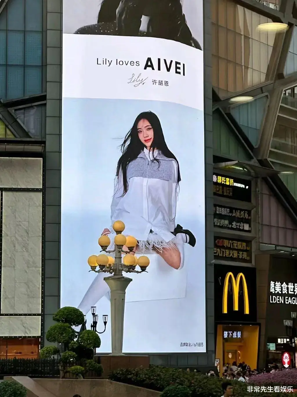 不惧被解约,小S晒与二女儿合照,称是林志玲所生,本人现身认领显高情商