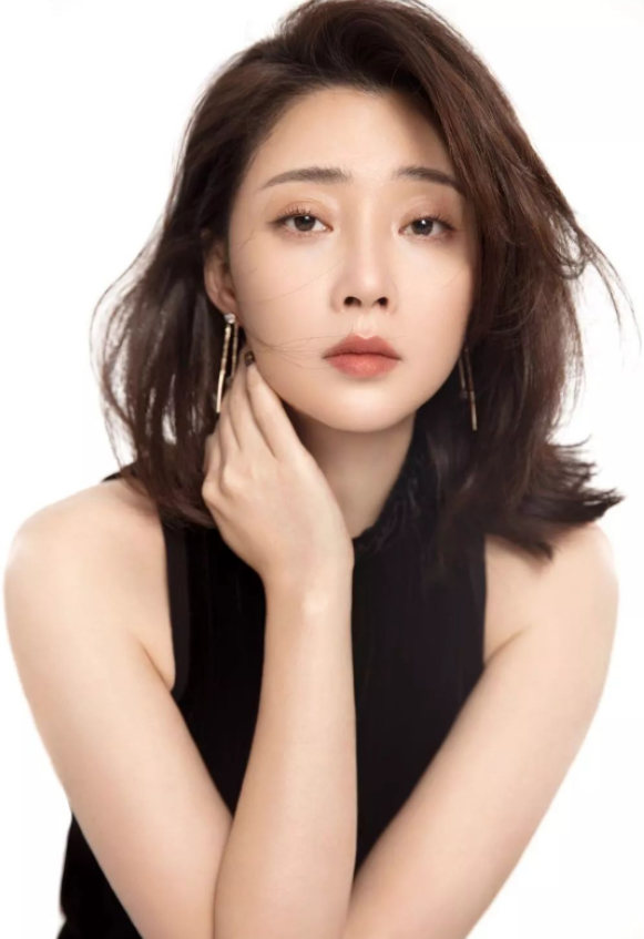 她是演员中的女富豪,多辆豪车轮流开,如今45岁却活得像20岁