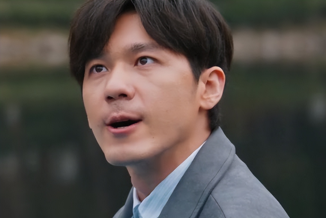 终于来了！耗时一年，央视开播，这部30集行业大剧熬夜也要追