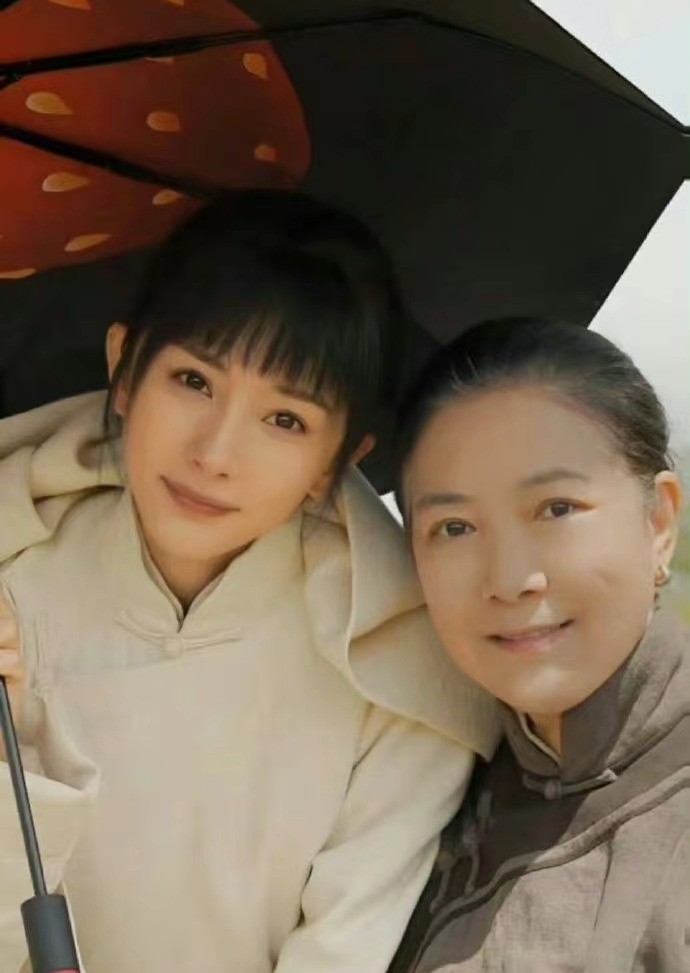 好家伙!杨幂新剧造型审美塌方,撞脸闫学晶,被29岁邢菲艳压