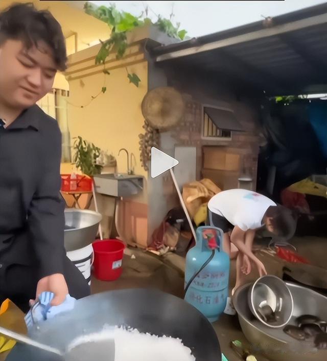 同样是冠军返乡,看到陈芋汐与全红婵的待遇后,明白陈若琳没说错