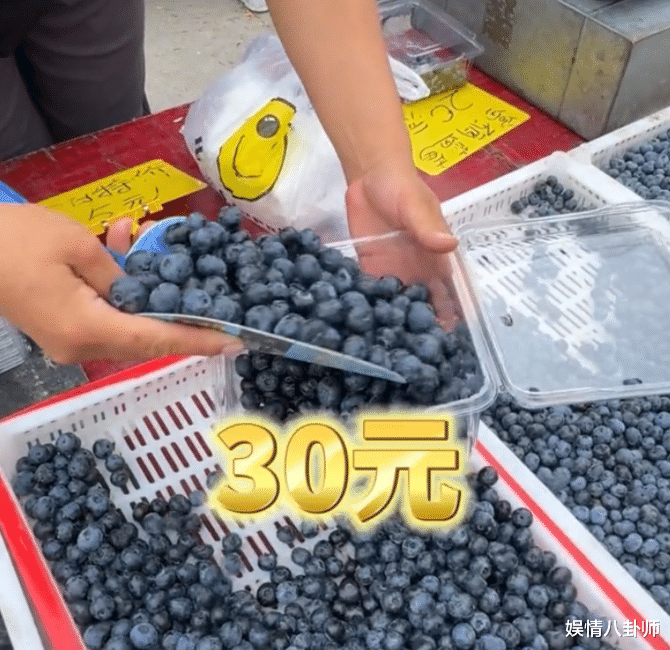 65岁李子雄和42岁娇妻雅琦赶大集，李子雄硬朗无比，雅琦素颜美极了