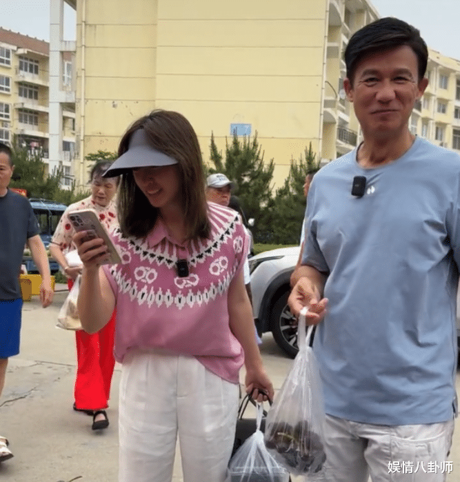 65岁李子雄和42岁娇妻雅琦赶大集，李子雄硬朗无比，雅琦素颜美极了