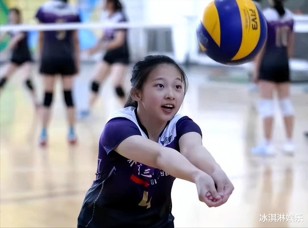 体育馆坍塌遇难魏羽馨妈妈晒三口合照！爸爸白发染黑，儿子胖嘟嘟