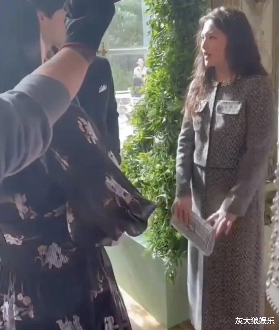 李湘身材快爆开了！王诗龄亮相巴黎晚宴，跟辛芷蕾合影稳居C位