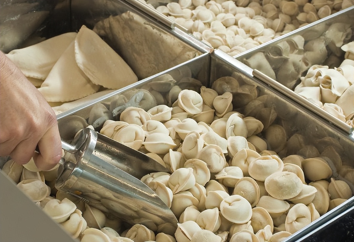 超市里几块钱一袋的冻饺子,能吃吗?听超市员工说完:幸好没买