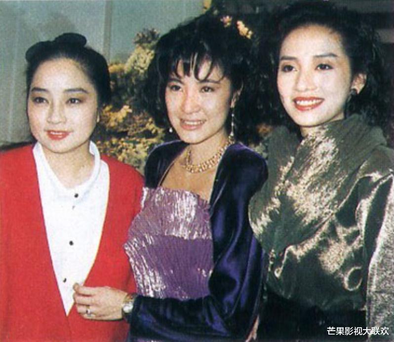 |她宁愿离婚也不愿改变中国国籍，春晚为她破例，74岁仍单身