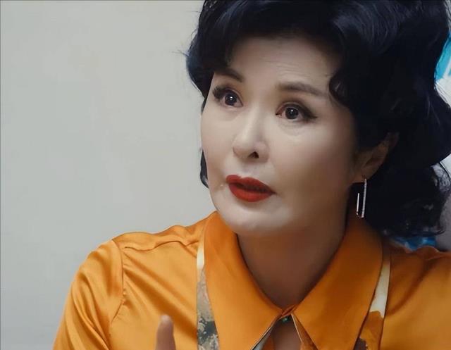 跟著名导演离婚30年后，再看她的人生，今62岁无儿无女毫不后悔