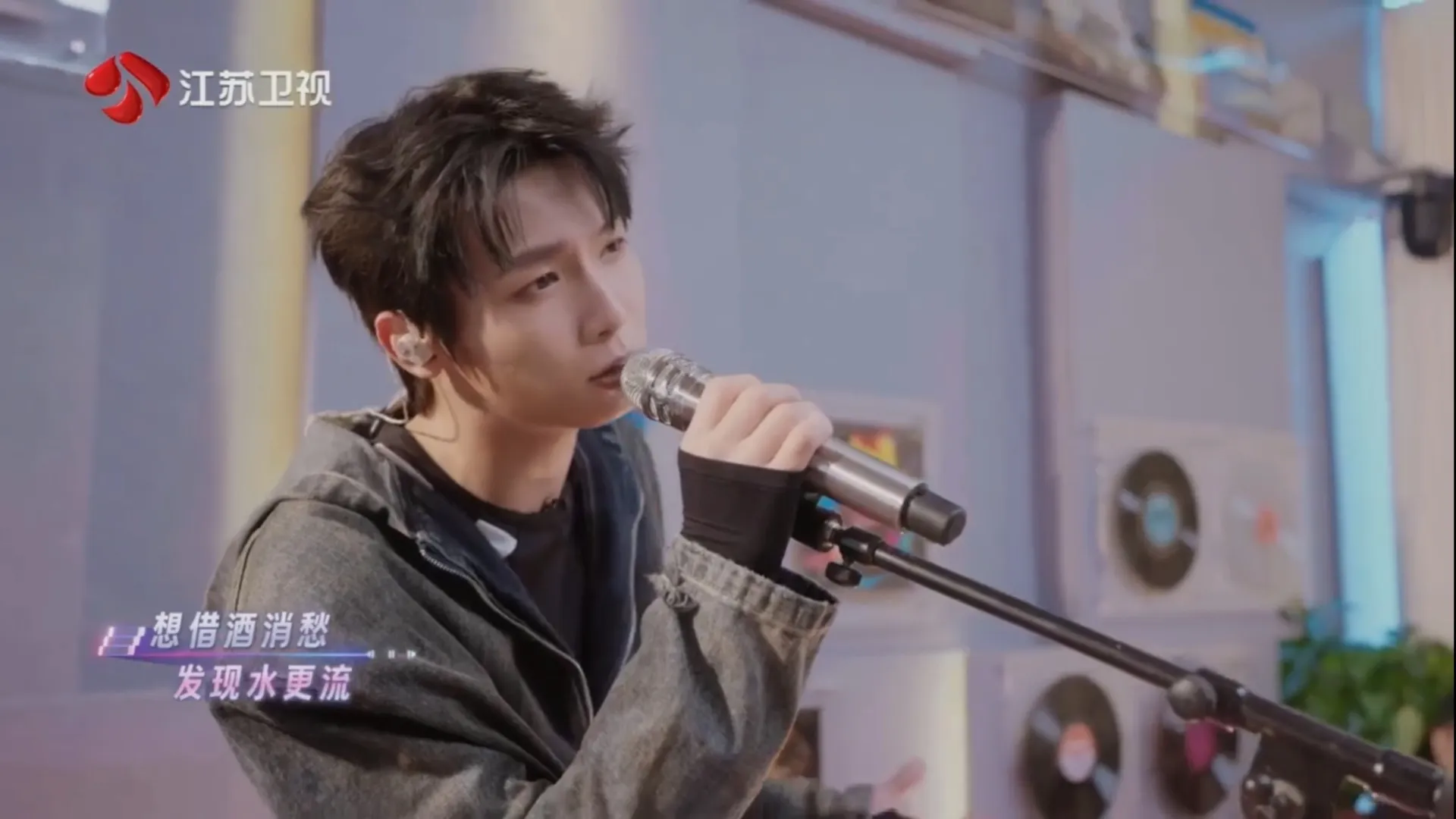 直到看到王靖雯写的歌单依纯看不上，才明白给歌手写歌被拒的心酸