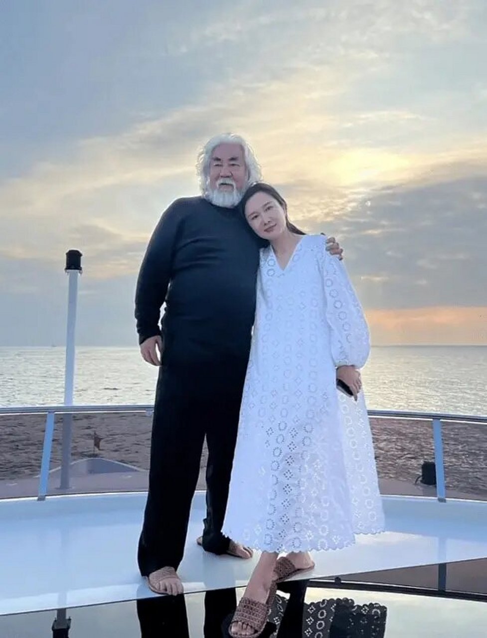 张纪中喜迎新生命,高龄陪产显疲惫,网友纷纷送上祝福