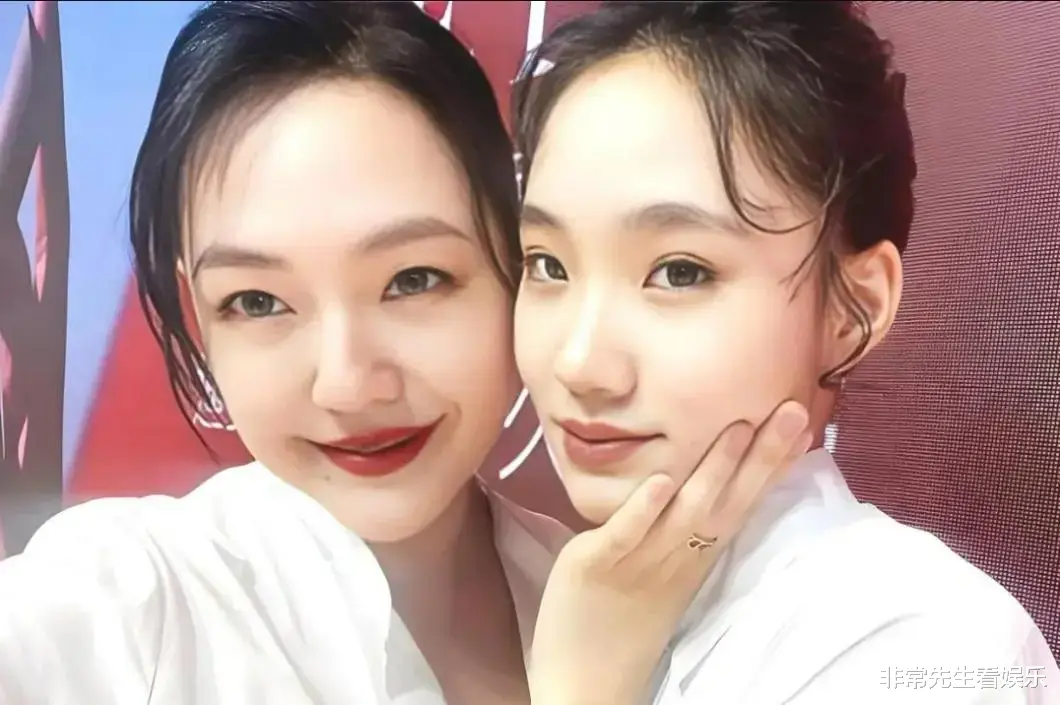 不惧被解约,小S晒与二女儿合照,称是林志玲所生,本人现身认领显高情商