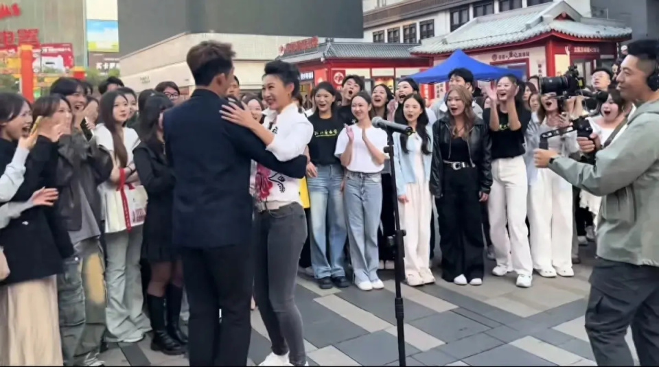 央视主持人李梓萌在沈阳音乐学院玩起了交谊舞, 这风采绝了