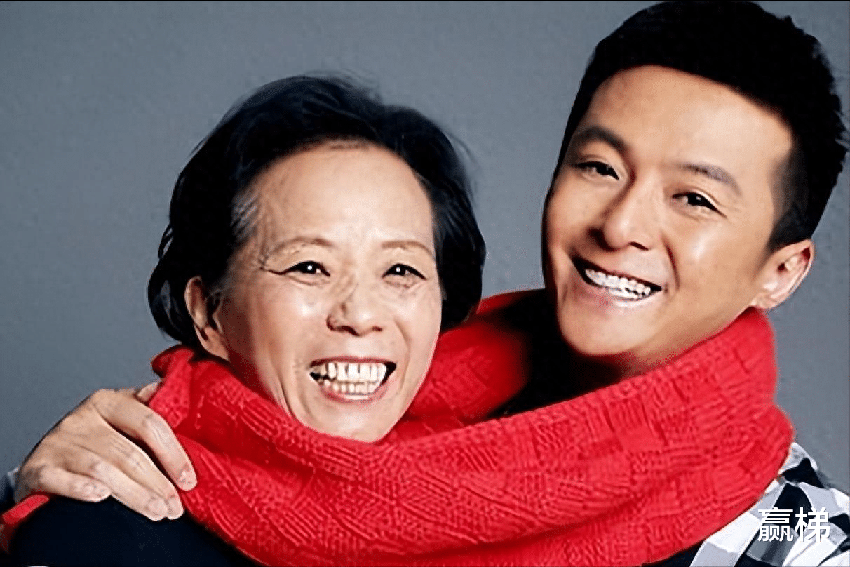 拆散儿子3段姻缘！让44岁的儿子躺狗窝大哭，她依然不后悔！