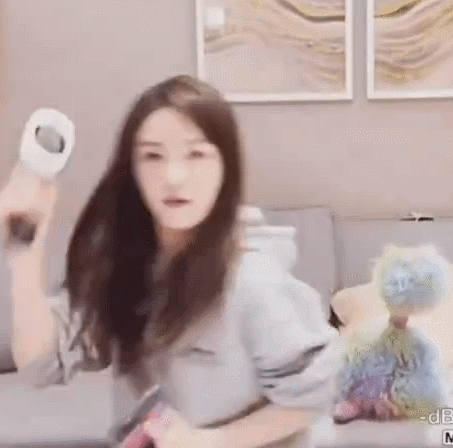 蔡文静光脚丫拍照,34岁的她“内娱镶边”多年,终凭一语熬出圈!