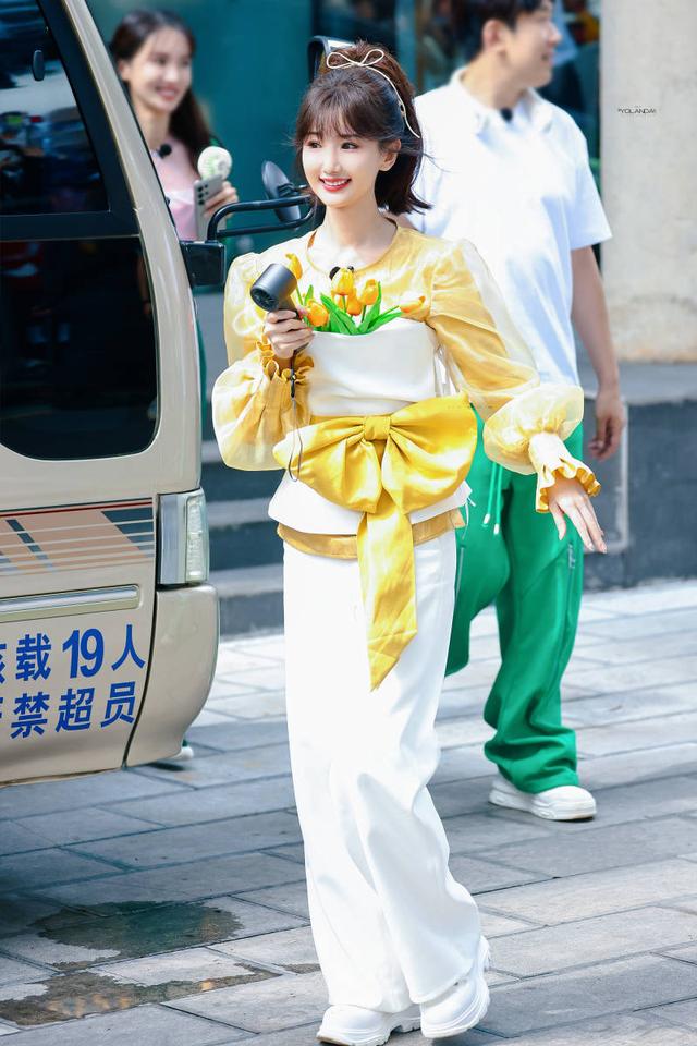 36岁毛晓彤路透图流出,穿嫩黄色胸前还插7朵花,少女都没她嫩!