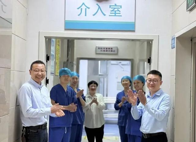 鹤峰县中心医院成功开展首例冠状动脉造影及支架植入术