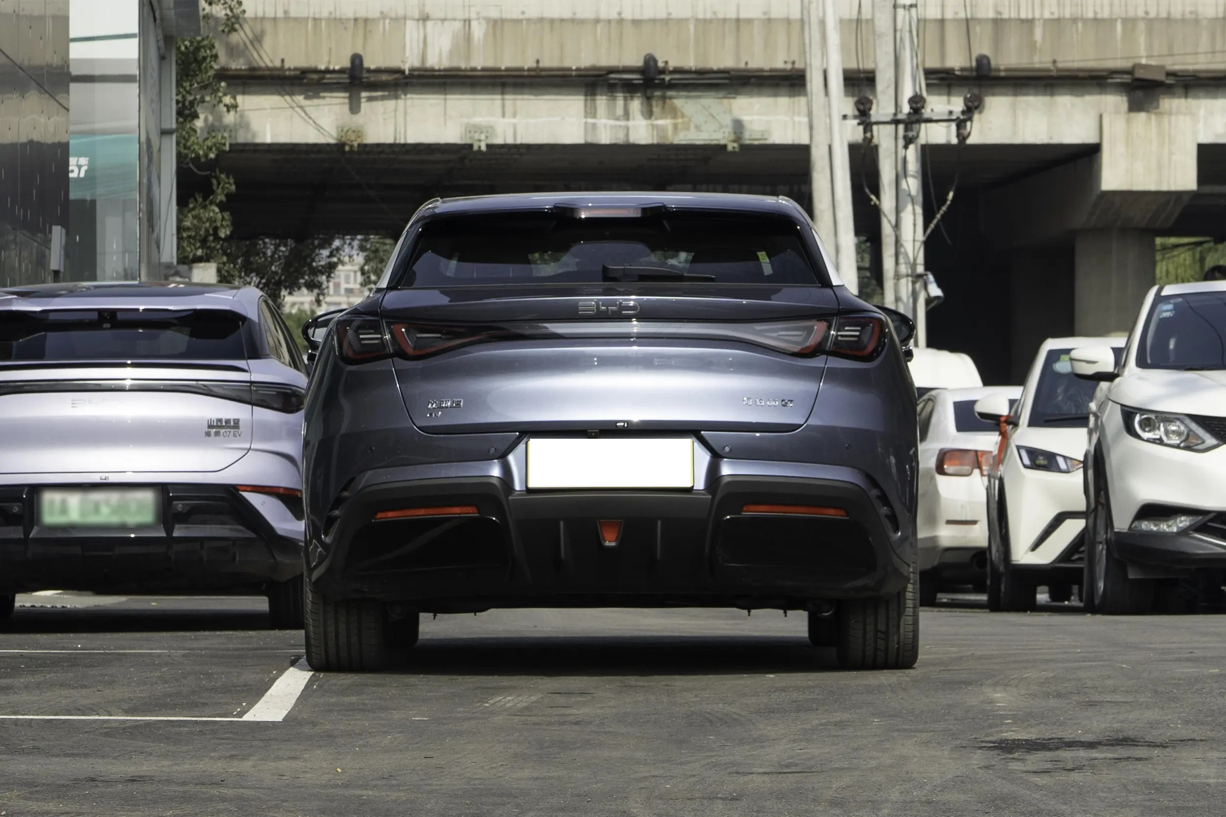 比亚迪造了台小钢炮！422马力破百4.9秒，起步13.68万，比思域帅