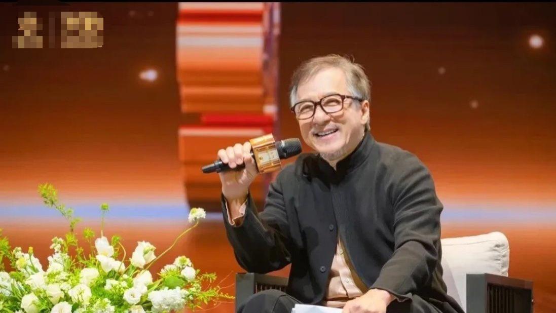 70岁成龙现身商演现场，满头白发尽显老态，酷似菜市场上的小老头