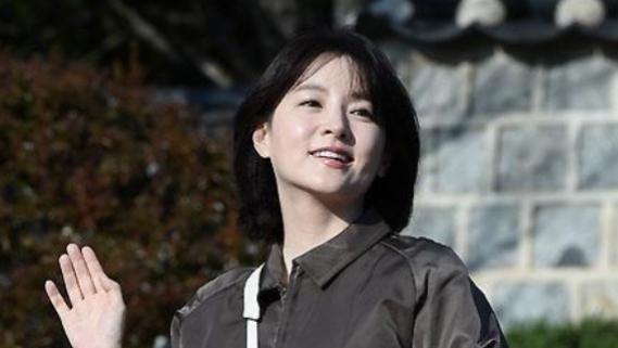 ?李英爱换新发型大变样！穿短夹克配牛仔裤又美又酷，53岁嫩出新高度