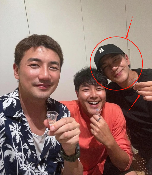 49岁刘恺威近照曝光，眯眼尬笑一脸猥琐，与杨幂状态像两代人