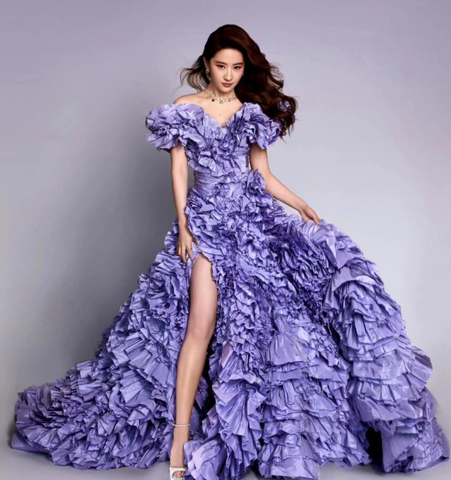 同样是被大佬陈金飞力捧,杨采钰与刘亦菲的境遇为何大不相同