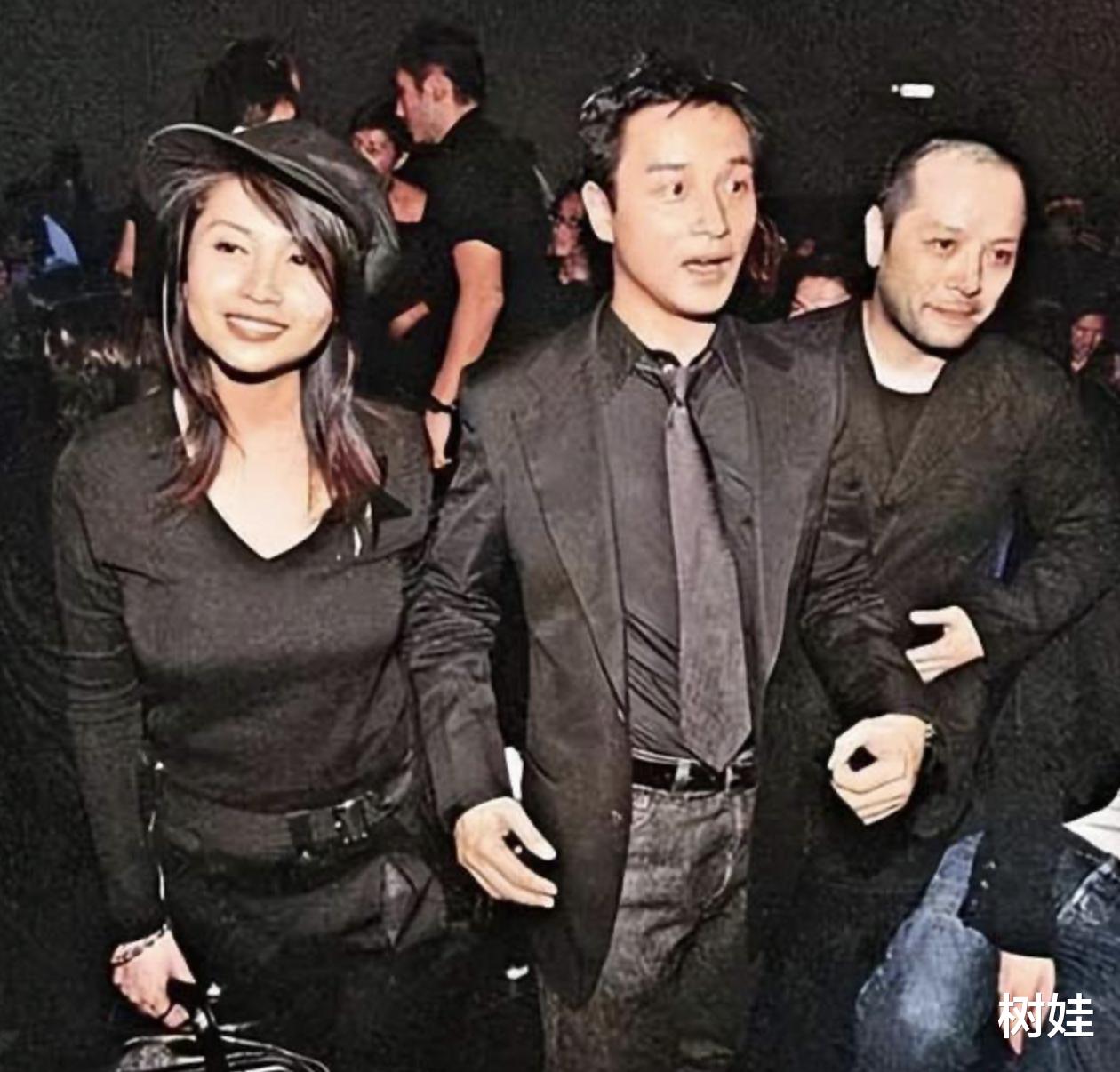 56岁邱淑贞在尼泊尔拜佛,穿白衣温婉大方,与丈夫有说有笑好恩爱