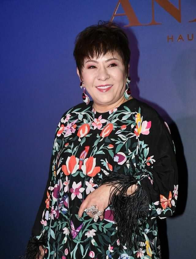 為什么我勸中老年女人：發盤起、衣穿艷？看這幾組對比就明白了