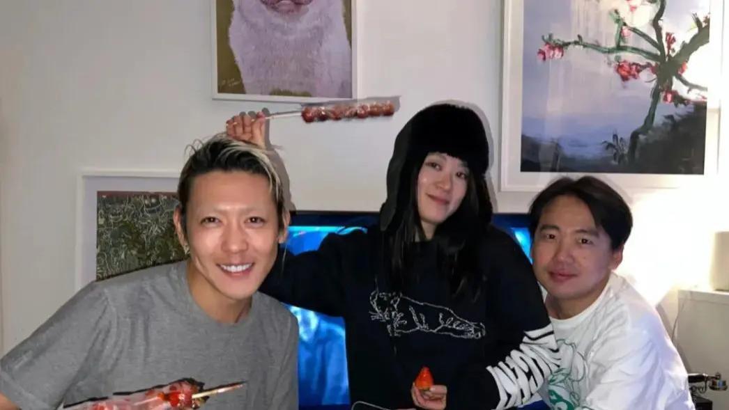 28岁郭麒麟低调现身黄璐家宴，31岁姜思达手持糖葫芦，打扮时髦！