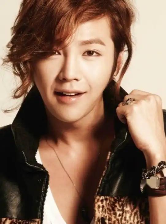 他是亚洲王子,用药过度致脸变形,如今家里最值钱东西是一双拖鞋