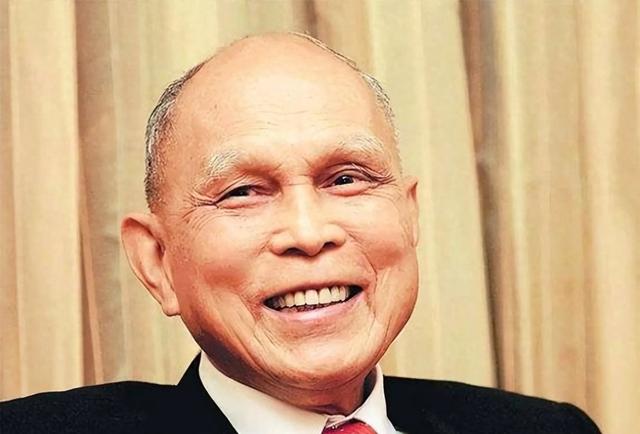 霍英东二太太罕见现身:86岁了依然健步如飞,曾离异带娃嫁入霍家