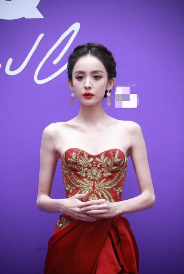 GQ红毯:娜扎瘦骨嶙峋,金晨鼻翼皮肤太真实,43岁宋佳竟秒了全场