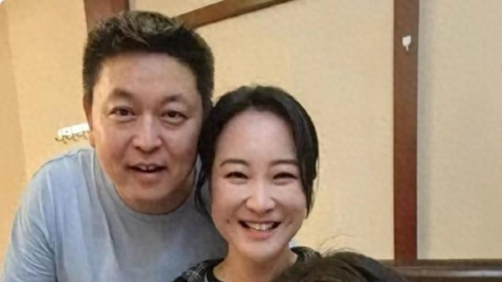 贾玲罕见亮相冯巩生日宴，身材引热议，低调打扮却成全场焦点！