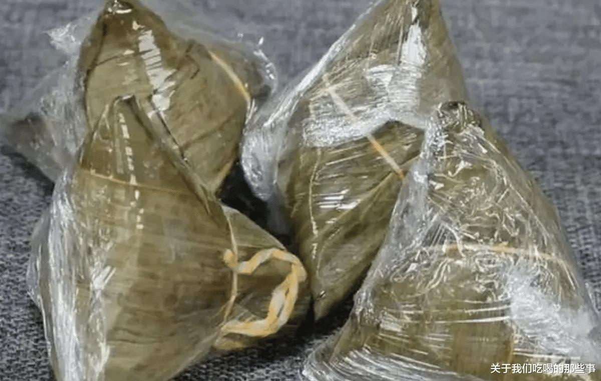 保存粽子,直接放冰箱易返生变硬,教您一招,放半年跟新包的一样