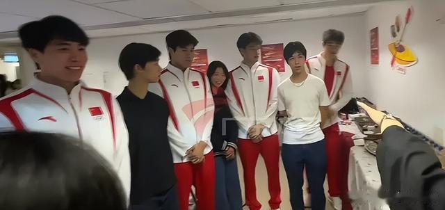 霍启刚晒儿女近照,11岁霍中曦越长越像太爷霍英东,是帅气美少年