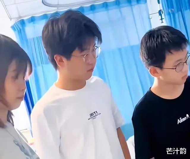 泪目!孙海洋父亲离世女儿孙悦脸色苍白,孙卓表情简直太懂事