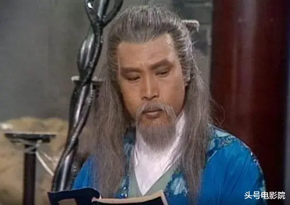 老戏骨坐轮椅!83版射雕老顽童周伯通晚年住养老院,女儿女友消失