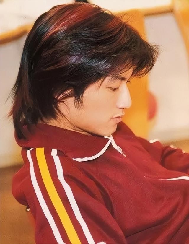 谢霆锋带全家日本过圣诞,给继父老妈安排烛光晚餐,儿子也在身边