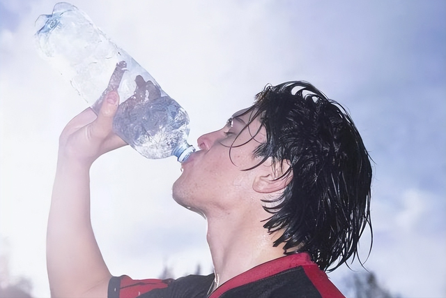 天气炎热，医生告诫肾病患者：不想身体出问题，外出这些事要牢记