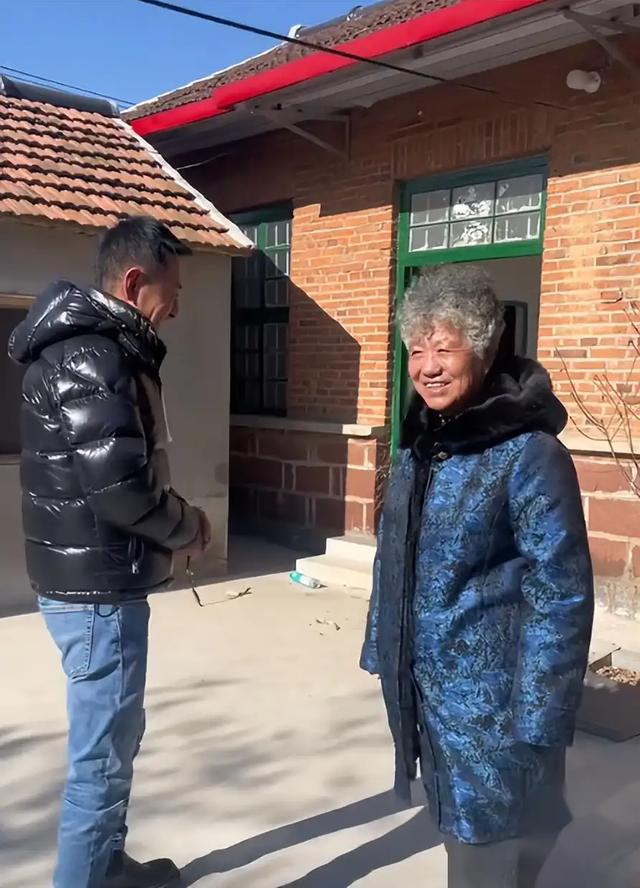 演员郭晓峰在山东老家帮母亲接待亲戚，烧火做饭吃水煮菜，接地气