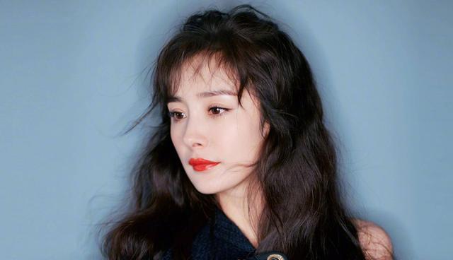 “人间清醒”杨幂：一年拍11部戏，化身新人“奶妈”，今身家上亿