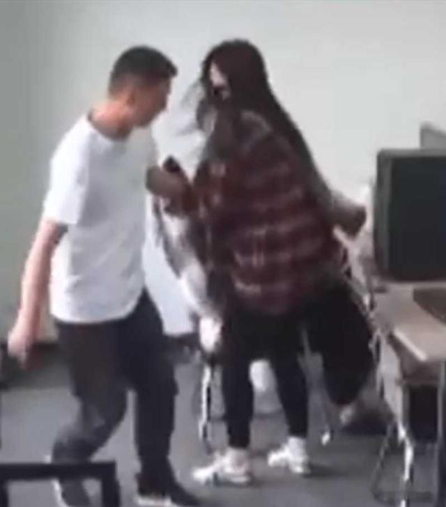 女子办公室被揍后续,知情人再爆料,小三真容曝出,最该谴责是他