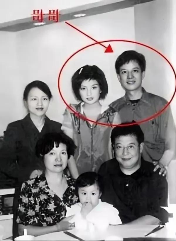 赵薇母亲魏启颖：女儿被封杀，丈夫也去世，儿子离婚被卷走5.2亿