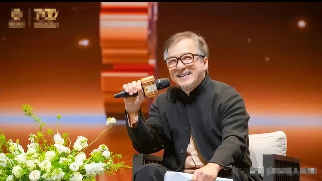 成龙私照获老外30万赞,满头白发断崖式衰老,与路演状态判若两人