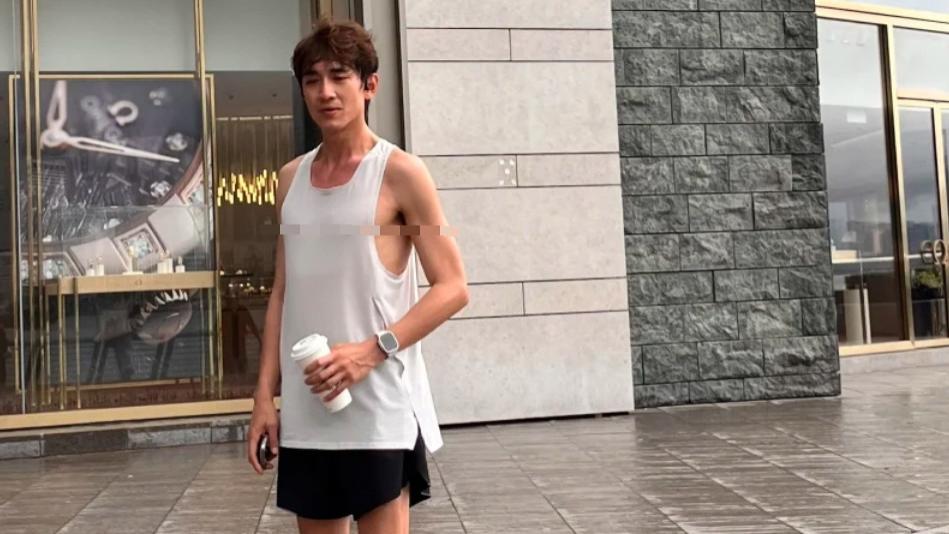 林更新香港跑步被偶遇，老头衫好抢眼，变瘦好多引网友热议
