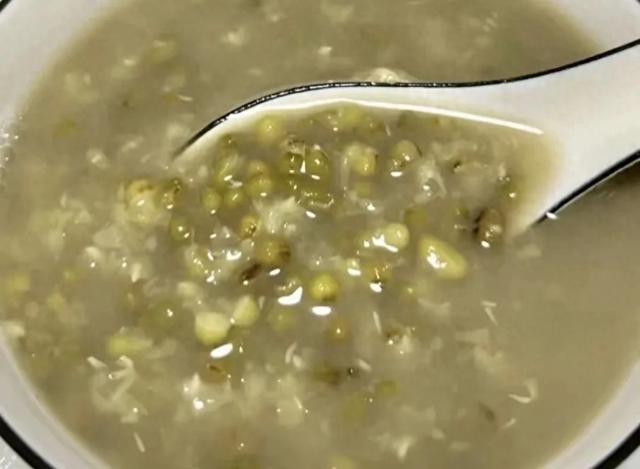 煮绿豆汤,干豆子不要直接煮!教您3招,10分钟开花,软烂又起沙