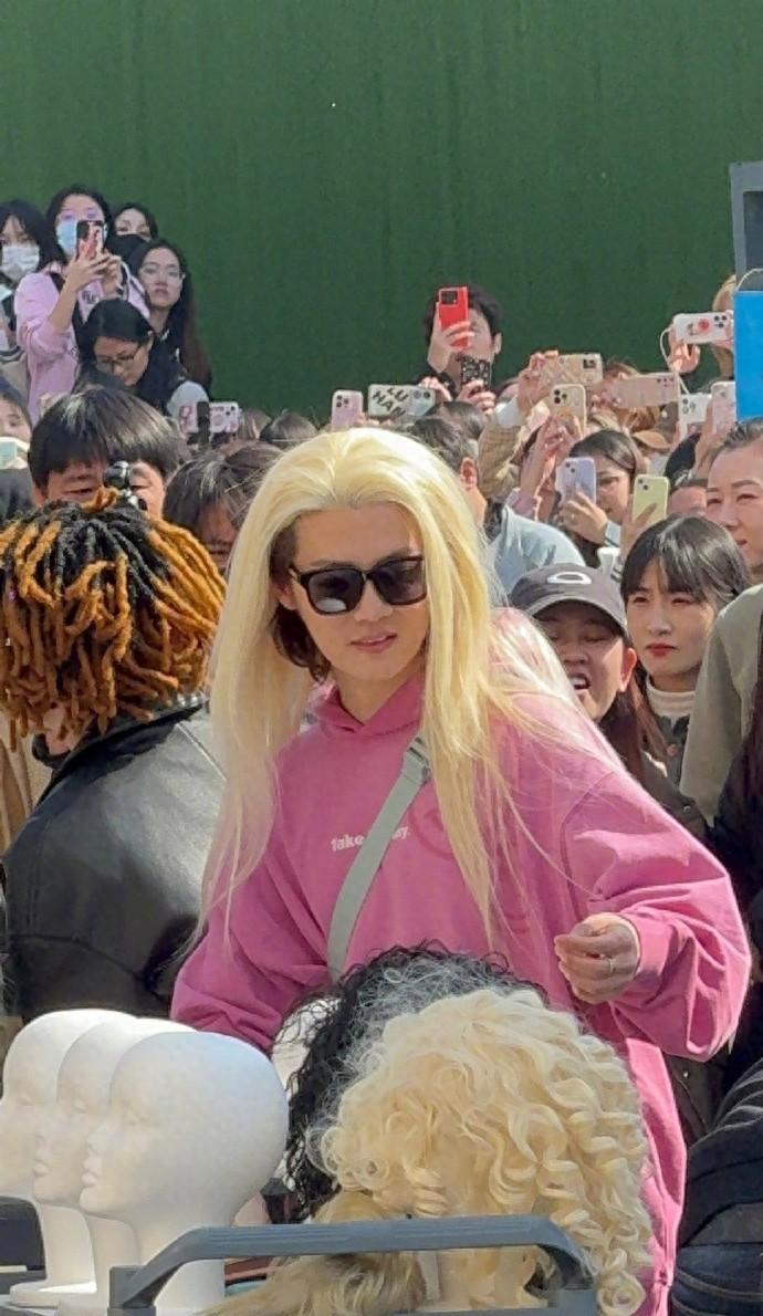 鹿晗《五哈》新造型曝光,金色长发萌态十足,粉丝直呼:太可爱了