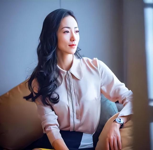 韩雪与59岁老公在香港与好友聚餐被偶遇，网友：夫妻俩罕见同框