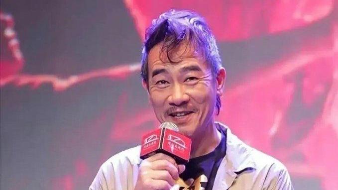 57岁陈小春断崖式衰老，眼角额头满是皱纹，网友评论：像80多岁