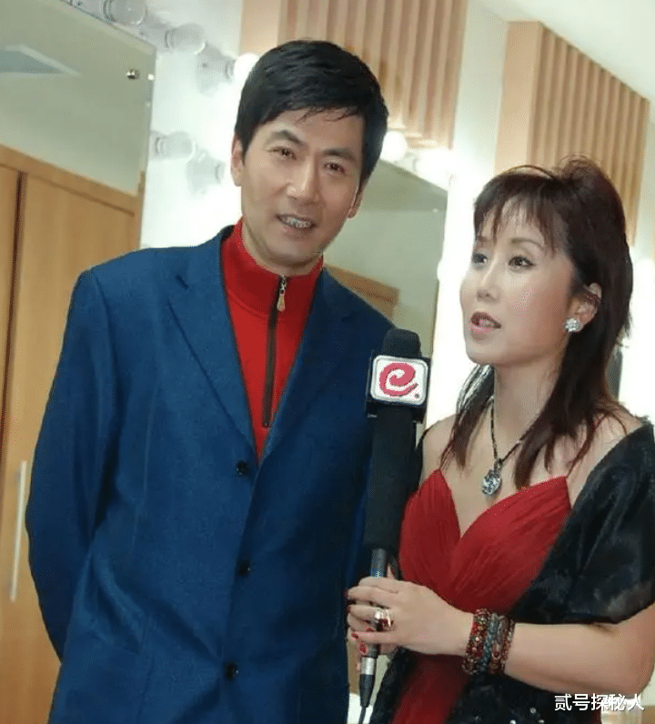 他在圈中不温不火36年,妻子却凭一首歌爆红35年,今成春晚常客