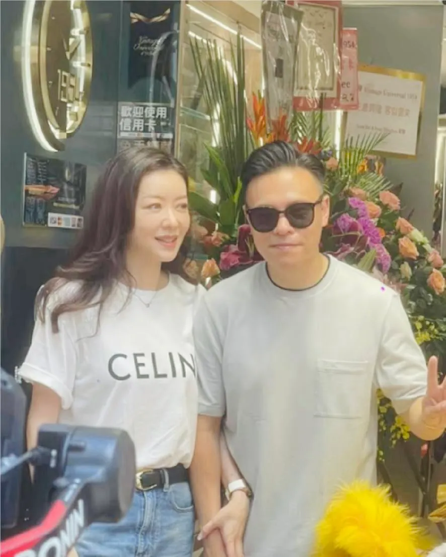 熊黛林老公名表店开业,全家总动员出席支持,二姐郭可盈打扮粉嫩